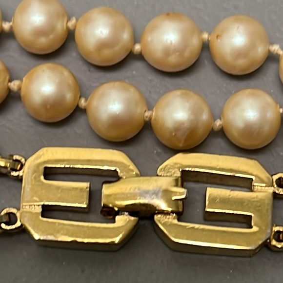 GIVENCHY Genuine Vintage 1977 Pearl Bracelet with Signed Clasp - Picture 5 of 6